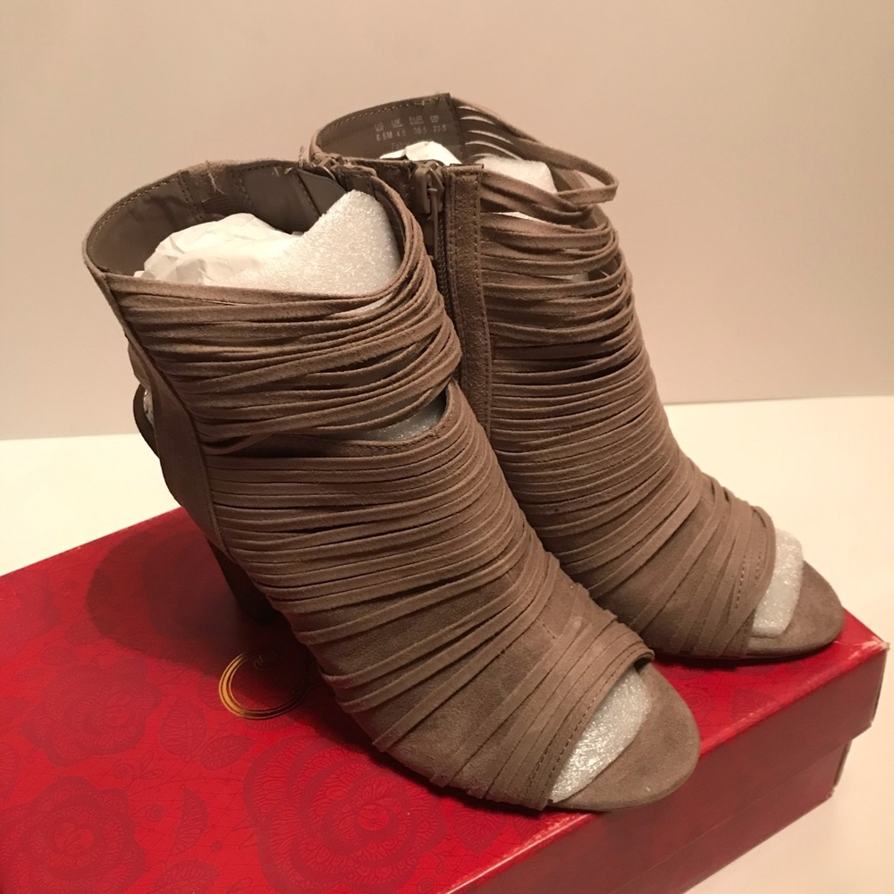 Carlos Santana Larissa Size 6.5M Women’s Sandals